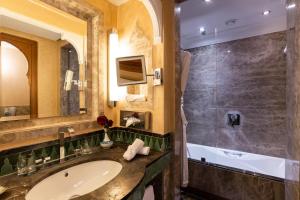 une salle de bain avec un lavabo et une douche dans l'établissement Palais Faraj Suites & Spa, à Fès