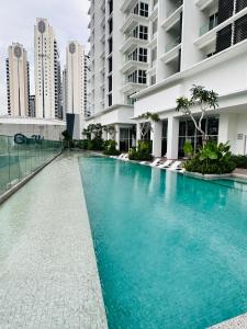 een zwembad in het midden van een gebouw bij Quill Suites KLCC in Kuala Lumpur