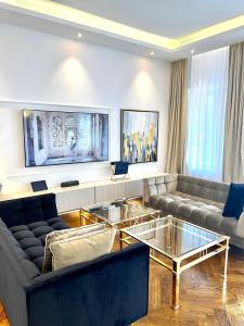 - un salon avec un canapé et une table en verre dans l'établissement Luxury Suites & Apartments MONDRIAN Old Town, à Varsovie