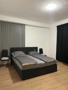 1 dormitorio con 1 cama grande y 1 silla en 2 schlafenzimmer Waschmaschine Eller, en Düsseldorf