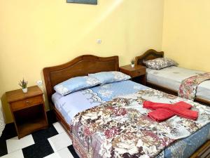a bedroom with two beds with towels on it at soleado apartamento al lado de la preciosa medina , a 3 minutos de la playa andando I in Asilah