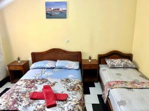 een slaapkamer met twee bedden met rode kruisen erop bij soleado apartamento al lado de la preciosa medina , a 3 minutos de la playa andando I in Asilah