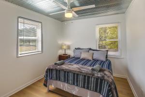 een slaapkamer met een bed en een plafondventilator bij Rustic Whitwell Home with Grill, Near State Parks! in Whitwell