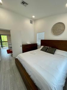Modern Riverview Apartments في فورت لاودردال: غرفة نوم مع سرير أبيض كبير في غرفة