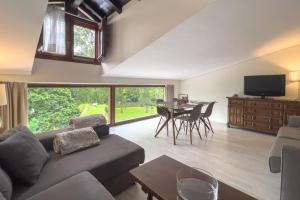 una sala de estar con un sofá y una mesa en Apartamentos Santa Lucia, en Cabezón de la Sal