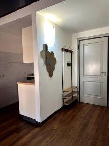 Cette chambre dispose d'une cuisine avec une porte et de parquet. dans l'établissement Casa Petrucci 2 centro storico, à Forlì