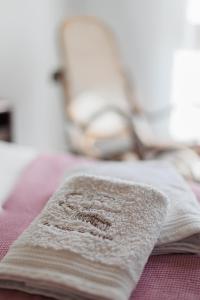 Una toalla blanca sobre una cama en la casina de Parres, en San Juan de Parres