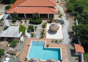 Una vista de la pileta en Pura Vida Aruba Appartement Palma o alrededores