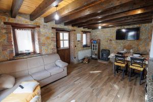 San Juan de Parresにあるla casina de Parresのソファとテーブルのあるリビングルーム