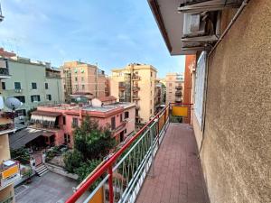 uma varanda com vista para uma cidade com edifícios em Tia Tourist Apartment Rome em Roma