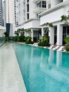 einem Pool vor einem Gebäude in der Unterkunft Quill Suites KLCC in Kuala Lumpur