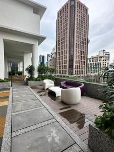 Blick auf die Skyline der Stadt mit hohen Gebäuden in der Unterkunft Quill Suites KLCC in Kuala Lumpur