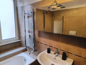 uma casa de banho com um lavatório e um espelho em Tia Tourist Apartment Rome em Roma