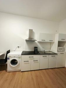 a kitchen with a washing machine and a washer at 2 schlafenzimmer Waschmaschine Eller in Düsseldorf