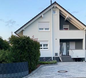 a white house with a driveway at Gemeinsame Zeit in Appenweier