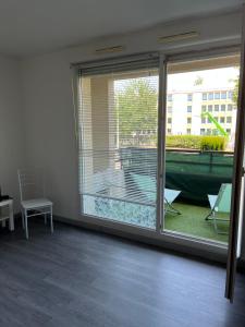 Pokój z dużym oknem z widokiem na dziedziniec w obiekcie Square Walliser près ZENITH w Strasburgu