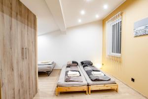 sypialnia z 2 łóżkami w pokoju w obiekcie Victoria Suites w Siófoku