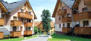 eine Gruppe von Gebäuden mit Holzbalkonen darauf in der Unterkunft Śnieżka in Karpacz