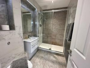 Ένα μπάνιο στο Bourton House Windrush Lake +21 φωτογραφίες