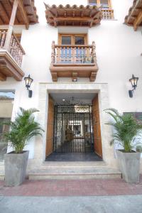 Zugang zu einem Gebäude mit einem Tor und einem Balkon in der Unterkunft Hotel Boutique La Artilleria in Cartagena de Indias