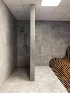 een badkamer met douche in een kamer bij Kątowa in Krakau