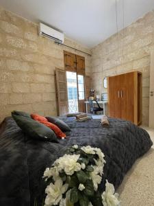 een slaapkamer met een groot bed met bloemen erop bij Sliema's Seaside Charmer in Sliema