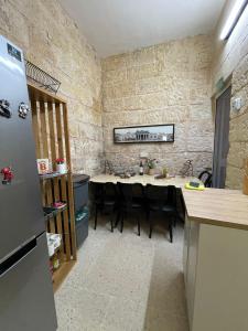 eine Küche mit einem Tisch und Stühlen im Zimmer in der Unterkunft Sliema's Seaside Charmer in Sliema