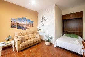 ムロス・デ・ナロンにあるApartamentos turísticos La Florのリビングルーム(ソファ、ベッド付)