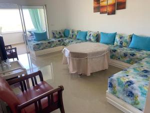 uma sala de estar com um sofá e uma mesa em ASILAH MARINA GOLF em Asilah