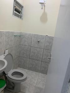 a bathroom with a toilet and a sink at Apartamento Verão, ideal para vocês in Brasilia