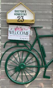 Una bicicleta verde con un cartel encima. en Doctor home stay 23 en Hanoi