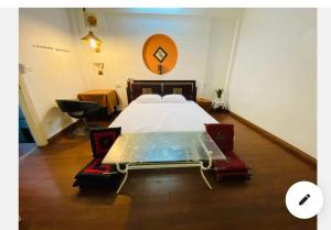 1 dormitorio con 1 cama y 2 sillas rojas en Doctor home stay 23 en Hanoi