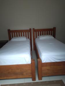 dos camas sentadas una al lado de la otra en una habitación en SERRA NEGRA TEMPORADA, en Serra Negra