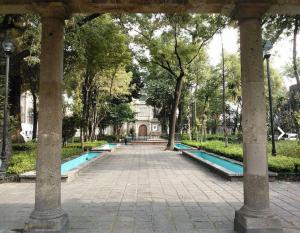 a park with a row of tables and trees at Departamento completo en el centro de CDMX in Mexico City