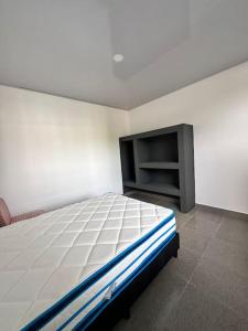 ein Schlafzimmer mit einem Bett und einem Schrank darin in der Unterkunft Loft GuanaFree 2 in Huacas