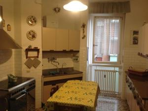 a small kitchen with a sink and a stove at Relax time in Biella
