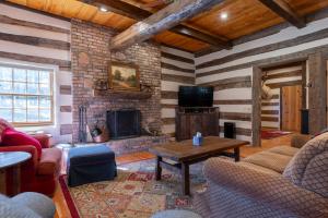 uma sala de estar com um sofá e uma lareira em Old World Charm em Angel Fire