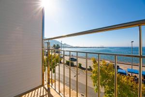 balcón con vistas al océano en Hotel Risech en Rosas