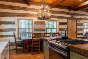 uma cozinha com um fogão e uma sala de jantar em Old World Charm em Angel Fire
