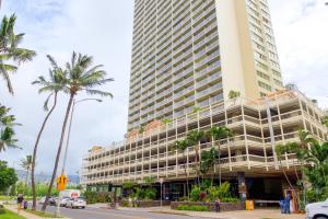 un edificio alto con palmeras delante en Island Colony 4309 - 30-Night Minimum en Honolulu