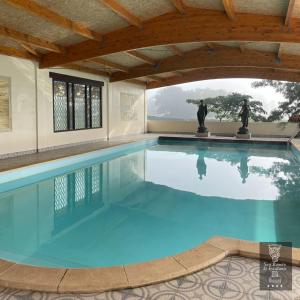 uma grande piscina numa casa com um arco em San Román de Escalante em Escalante
