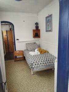 een kamer met een bed met een knuffeldier erop bij la petite ferme in Saint-Maur-des-Fossés