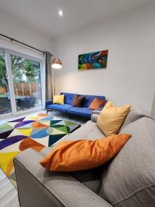 a living room with a couch and a colorful carpet at Beautiful 3 bed house in Hartford in Hartford