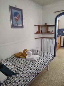 een slaapkamer met een bed met een knuffeldier erop bij la petite ferme in Saint-Maur-des-Fossés