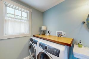 バインヤード・ヘブンにあるThe Mermaid Suiteの窓付きの客室で、洗濯機が備わります。