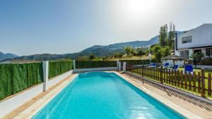 Bazén v ubytovaní Casita Sebastian Benalauria by Ruralidays alebo v jeho blízkosti