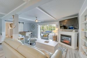 Sarasota Home with Pool 4 Mi to Siesta Key Beach!的休息区