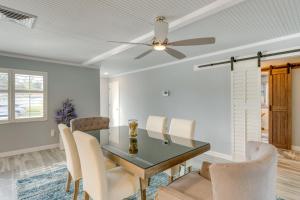 Sarasota Home with Pool 4 Mi to Siesta Key Beach!的休息区