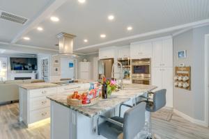 Sarasota Home with Pool 4 Mi to Siesta Key Beach!的厨房或小厨房