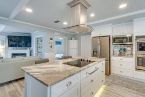 Sarasota Home with Pool 4 Mi to Siesta Key Beach!的厨房或小厨房